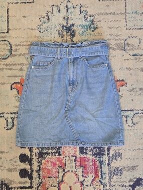 H&M Divided Light Wash Belted Denim Mini Skirt Women’s Size 2.